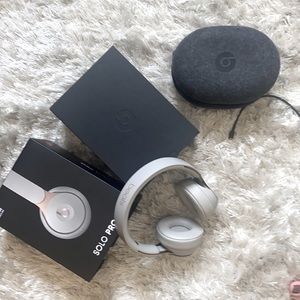 Gray and Rosegold solo pro Beats by Dr. Dre